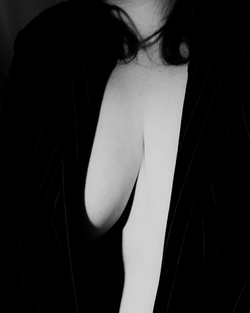 Retrato editorial con saco negro y encuadre cerrado en interiores